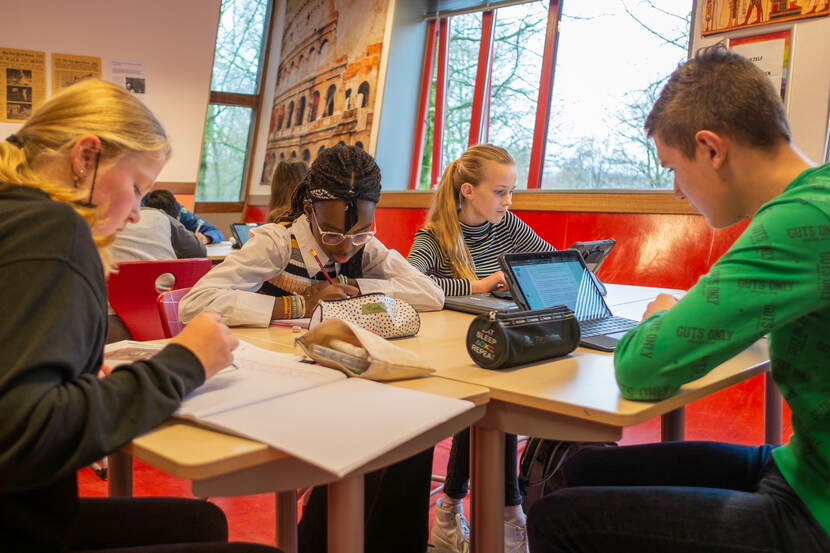 Groep leerlingen aan het werk