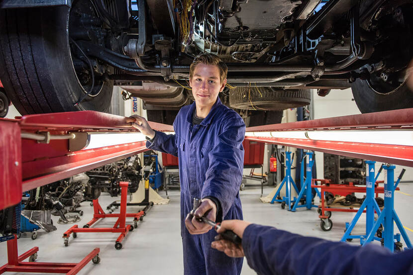 Automonteur in opleiding