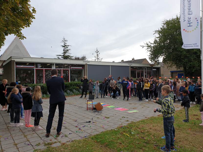 Feest op schoolplein